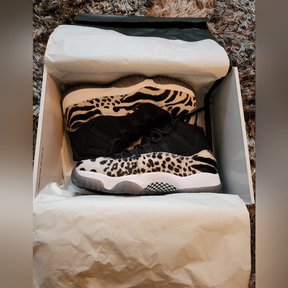 WMNS Retro Jordan 11 - Picture 5 of 8